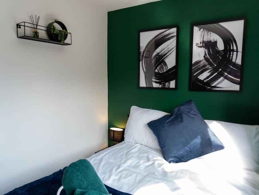Beautiful House Off-road Free Parking Farnworth