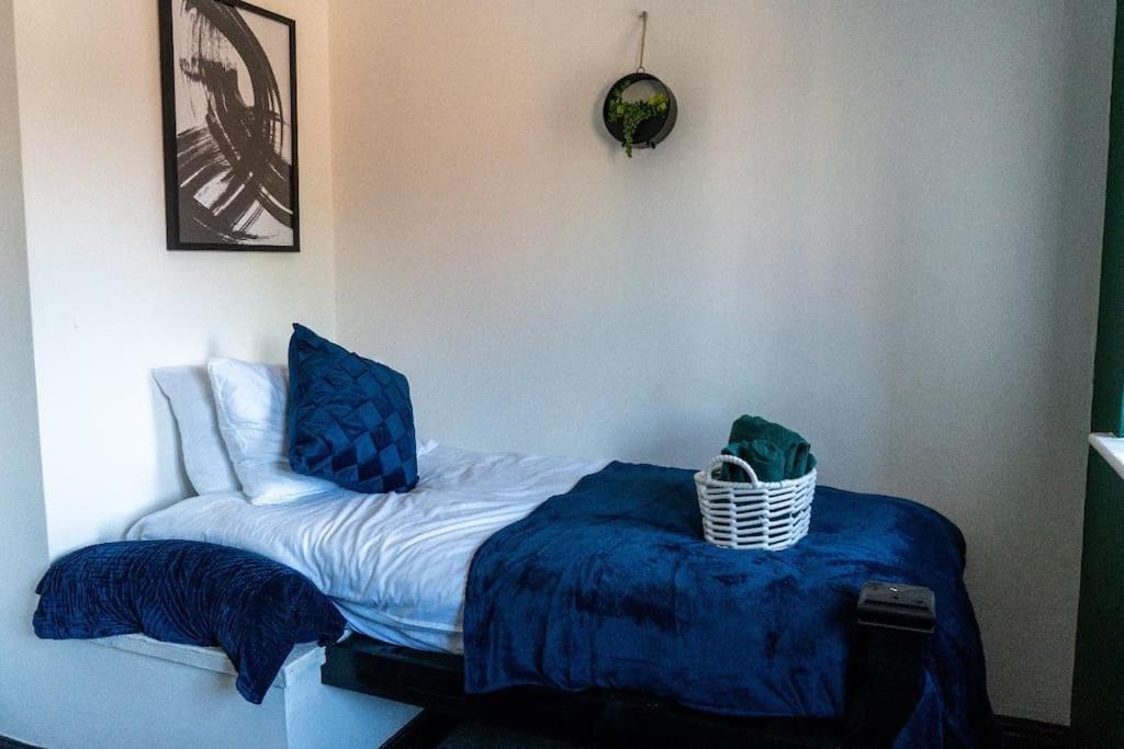 Beautiful House Off-road Free Parking Holiday home Farnworth